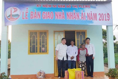 TP. Pleiku: Trao nhà nhân ái cho hộ nghèo