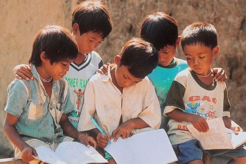Vận động hỗ trợ trẻ em các xã đặc biệt khó khăn