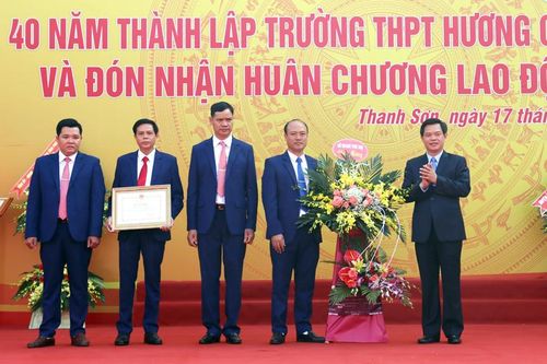 Trường THPT Hương Cần đón nhận Huân chương Lao động hạng Ba