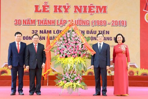 Trường THPT Chuyên kỷ niệm 30 năm thành lập và đón nhận Huân chương Lao động hạng Nhất