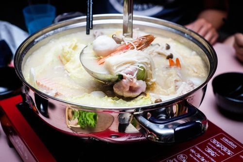 Cách làm lẩu ba chỉ heo cho hội độc thân