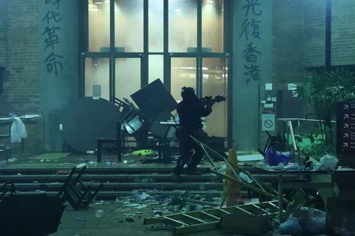 Cảnh sát Hong Kong tấn công vào đại học có người biểu tình cố thủ