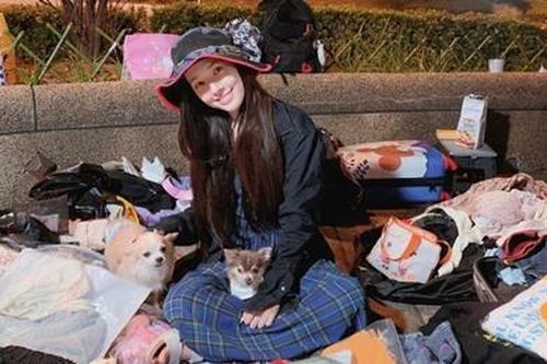 Quách Bích Đình ngồi lề đường bán quần áo