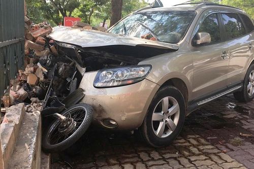 Santa Fe tông 2 người bị thương