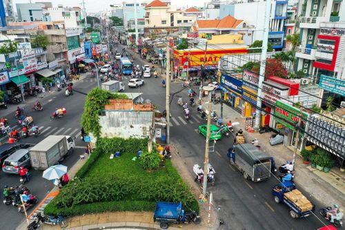 Cận cảnh căn nhà giữa giao lộ ở TP.HCM