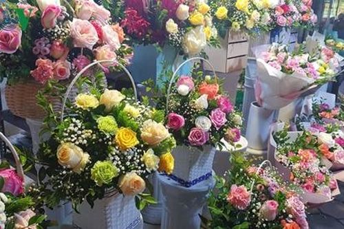 Thị trường quà tặng sôi động trước ngày 20/11