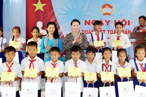 Chủ tịch Quốc hội Nguyễn Thị Kim Ngân dự Ngày hội Ðại đoàn kết toàn dân tộc với nhân dân ấp Sóc Chà B, tỉnh Trà Vinh