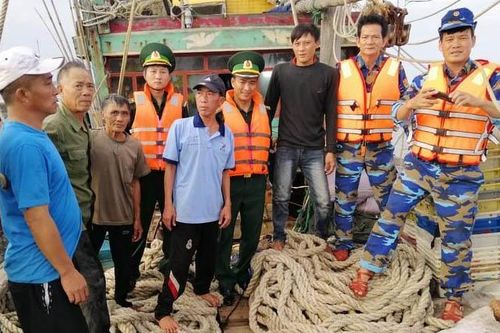 Cứu thành công tàu cá bị nạn cùng sáu thuyền viên