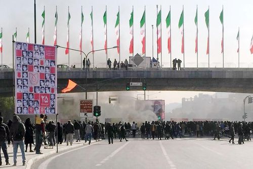 Iran bùng phát biểu tình sau quyết định tăng giá xăng dầu