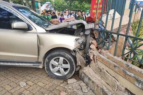Hải Phòng: Ô tô bất ngờ lao lên vỉa hè, tông nhiều người bị thương