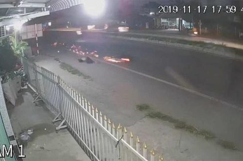 Thanh niên phóng xe máy tông chết cụ bà rồi trượt dài trên đường tóe lửa
