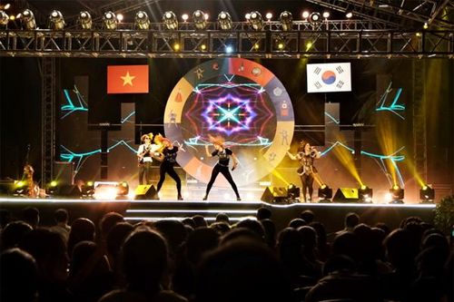 Nhóm K-Pop J Morning khiến cả ngàn khán giả Việt lắc lư theo