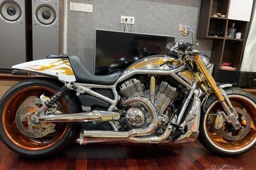 Sau 6 năm, mô tô Harley-Davidson mạ vàng 24k rao giá 1 tỷ ở Hà Nội
