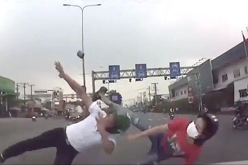 Cặp đôi vượt đèn đỏ bị ô tô đâm bay lên không trung