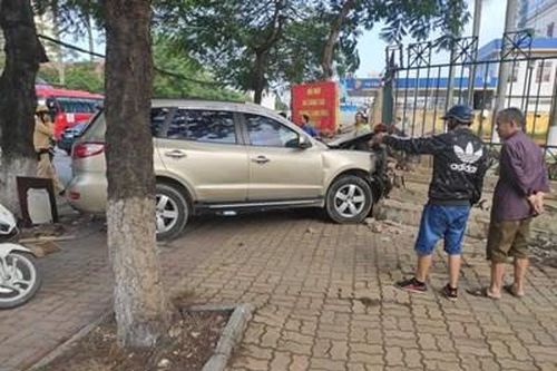 Xe ô tô tông hàng loạt người bị thương ở Hải Phòng