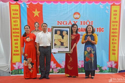 Trưởng ban Tuyên giáo Tỉnh ủy dự Ngày hội Đại đoàn kết tại Hưng Nguyên, TP Vinh
