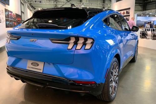 Ford ra mắt phiên bản xe điện mang tên Mustang huyền thoại