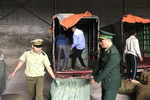 Bắt giữ nhiều xe ba bánh giả danh xe thương binh và vận chuyển hàng nghi là nhập lậu