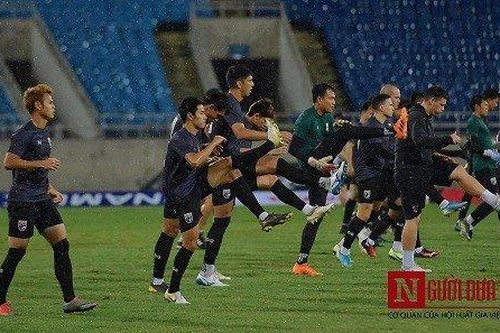 Lo ngại thua trận trước Việt Nam, tuyển Thái Lan căng mình 'luyện công' dưới mưa