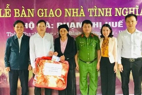 Bàn giao nhà tình nghĩa cho vợ liệt sĩ ở Hà Tĩnh