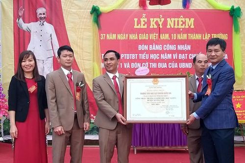 Trường PTDTBT Tiểu học Nậm Vì đón Bằng công nhận đạt chuẩn quốc gia mức độ 1