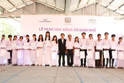 Trao học bổng cô giáo Nhế
