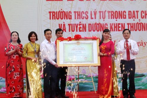 Trường THCS Lý Tự Trọng đón Bằng công nhận đạt chuẩn mức độ II