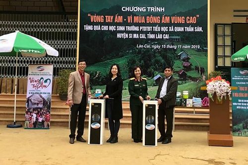 Viettel Lào Cai tổ chức hành trình 'Vòng tay ấm - Vì mùa đông ấm vùng cao' tại huyện Si Ma Cai