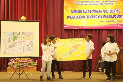 Trường THPT Chuyên Hùng Vương phát triển môi trường học và sử dụng ngoại ngữ
