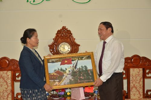 Bí thư Tỉnh ủy, Chủ tịch HĐND tỉnh Quảng Trị Nguyễn Văn Hùng tiếp, làm việc với đoàn công tác HĐND tỉnh Savannakhet
