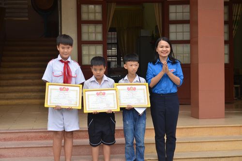 Tuyên dương 3 học sinh nhặt được của rơi trả lại người đánh mất