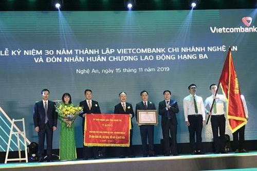 Vietcombank Nghệ An đón nhận Huân chương Lao động hạng Ba