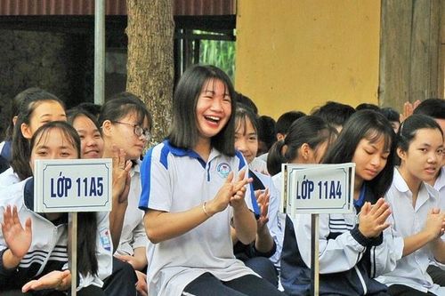 Học sinh trường THPT Tân Dân háo hức nghe tuyên truyền an toàn giao thông