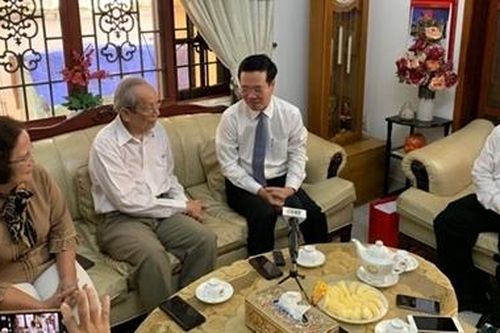 Trưởng Ban tuyên giáo Trung ương thăm, chúc mừng Giáo sư Trần Hồng Quân