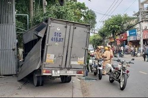 Trộm xe tải bỏ chạy rồi lao vào quán cà phê