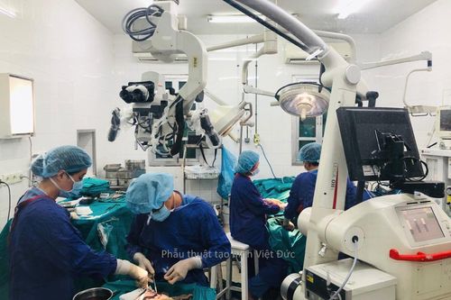 Tóc quấn vào máy làm sắt, người phụ nữ bị lột toàn bộ da đầu và nửa mặt