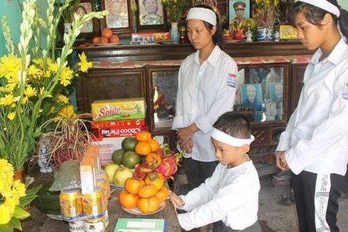 Bố mất, mẹ qua đời, 3 chị em mồ côi bơ vơ trong căn nhà trống trải với tương lai mù mịt