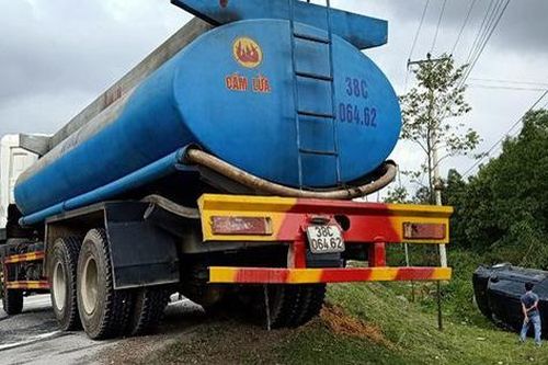 Xe bồn đâm xe con lật nhiều vòng, 2 cán bộ ngân hàng may mắn thoát chết