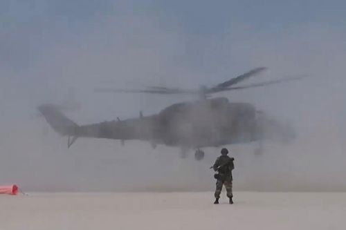 'Xe tăng bay' Mi-24 Nga rầm rập đổ bộ xuống căn cứ Mỹ tại Syria