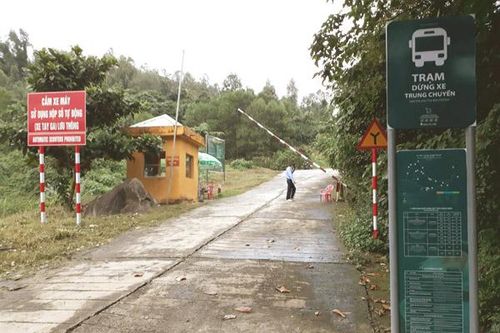Băn khoăn việc đeo thẻ cho khách và cấm xe tay ga lên Sơn Trà