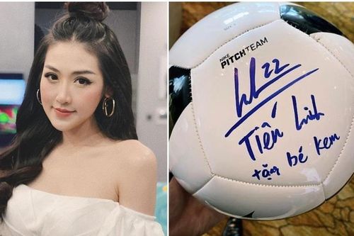 Tú Anh khoe quả bóng Tiến Linh tặng con trai