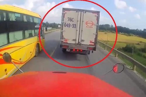 Container nát đầu sau khi đâm vào đuôi xe tải phanh gấp