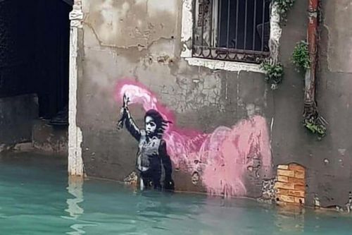 Tác phẩm nghệ thuật của Banksy ở Venice bị ngập