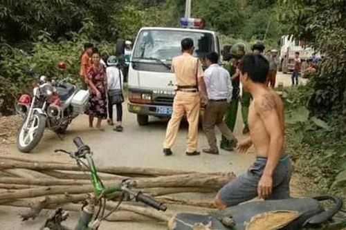 Dân chặn xe CSGT đòi trả phương tiện vi phạm