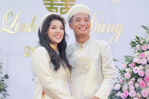 Vợ chồng trung vệ Bùi Tiến Dũng lần đầu khoe mặt con gái