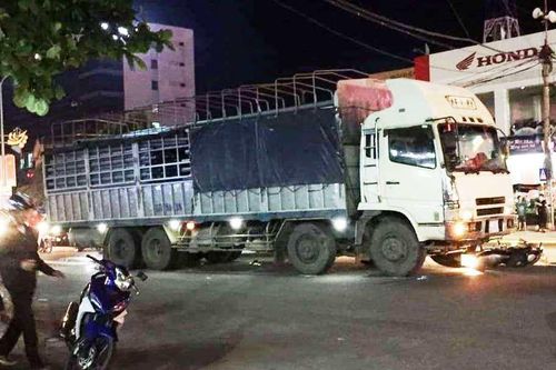 Xe tải 'ủi bay' nhiều xe máy, ít nhất 3 người thương vong