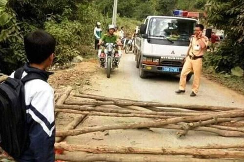Sự thật thông tin người dân chặn đường Cảnh sát Giao thông đòi thả xe vi phạm
