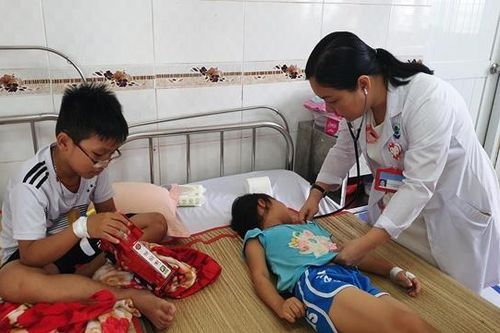 Năm mẹ con nhập viện do ngộ độc thuốc diệt cỏ