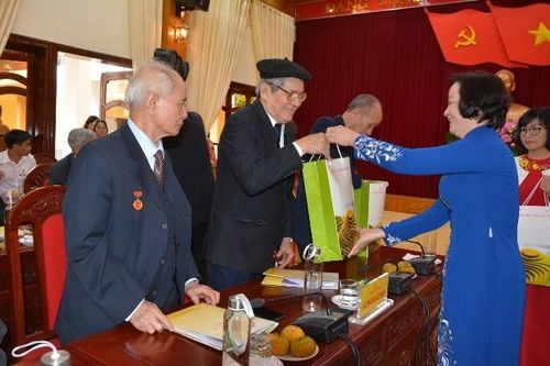 Tri ân các nhà giáo miền xuôi xung phong lên miền núi dạy học