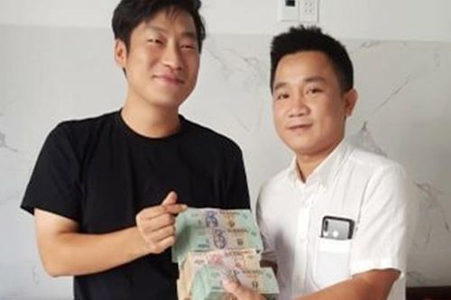 Trả gần 1,6 tỷ đồng cho du khách nước ngoài
